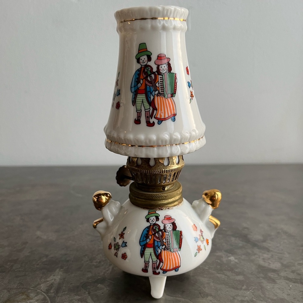 Oil Lamp with Couple Playing Violin and Accordion Design